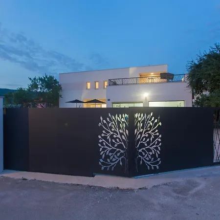 Luxury Villa Nikoma With Heated Pool And Whirlpool Dicmo Zewnętrze zdjęcie