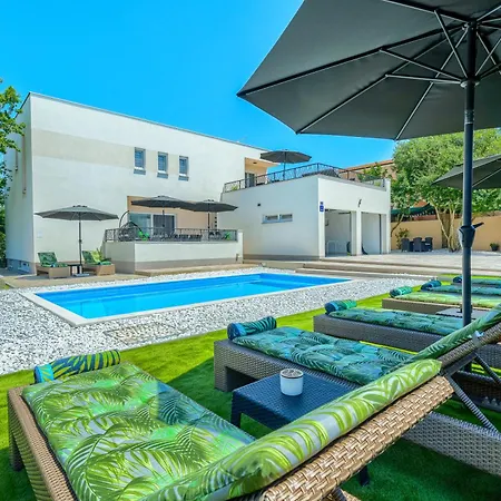 Luxury Villa Nikoma With Heated Pool And Whirlpool Dicmo Zewnętrze zdjęcie