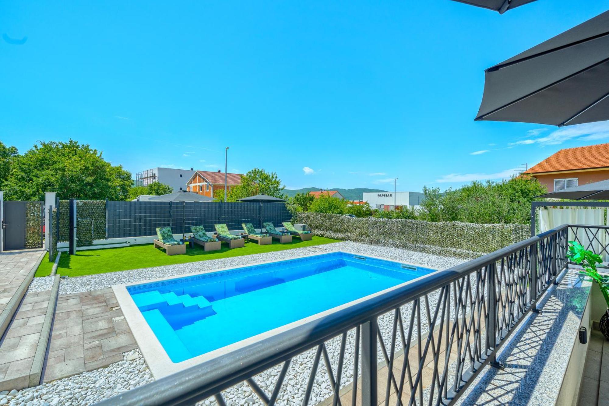 Luxury Nikoma With Heated Pool And Whirlpool *