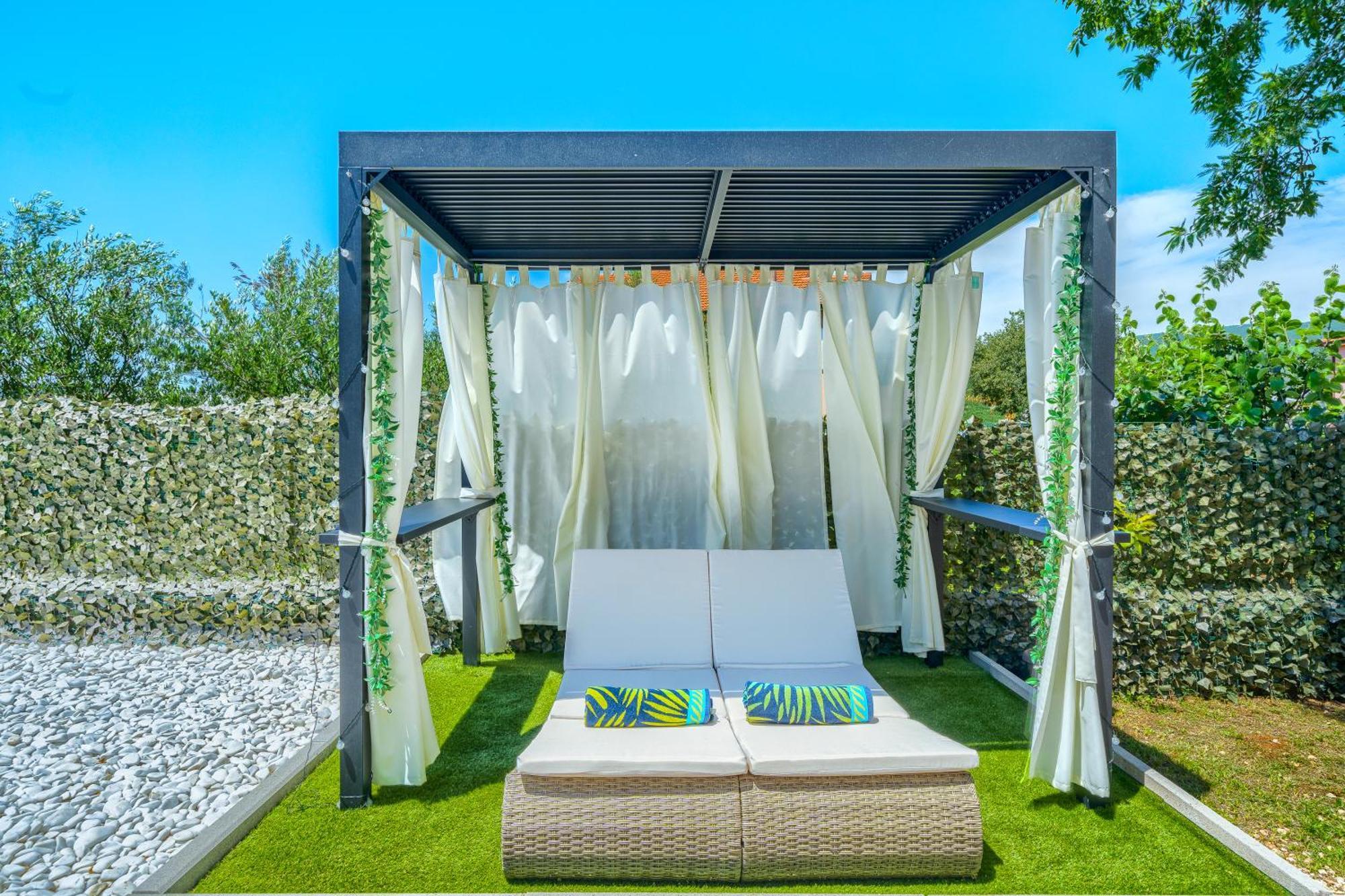 Luxury Nikoma With Heated Pool And Whirlpool Villa